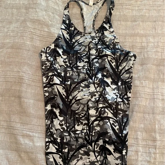 Under Armour Black & White Workout Tank - Picture 1 of 4